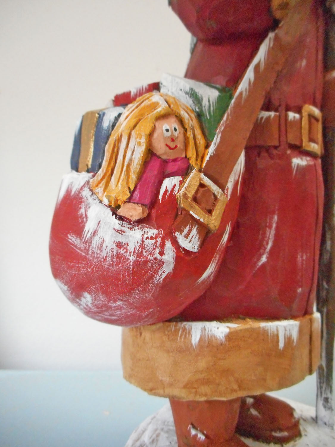 Christmas Traveler Santa Claus Sculpture